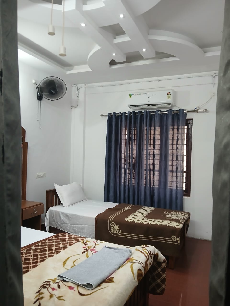 Room with ceiling design